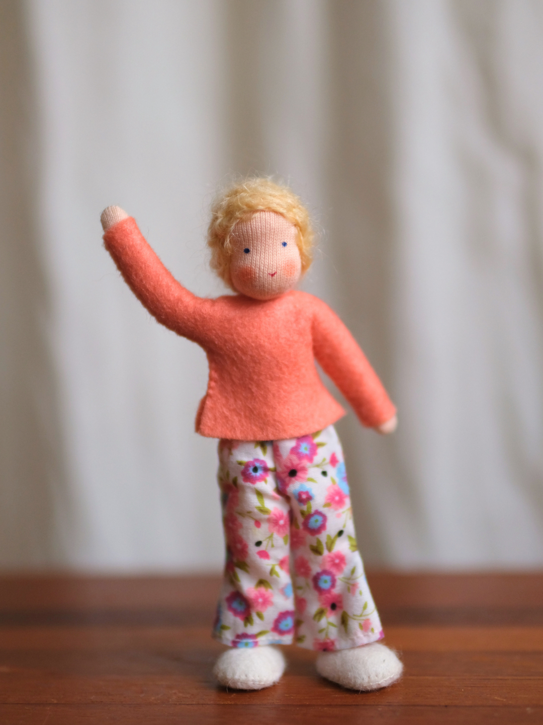 Håndlaget samlefigur i ull - Hetti (12 cm)