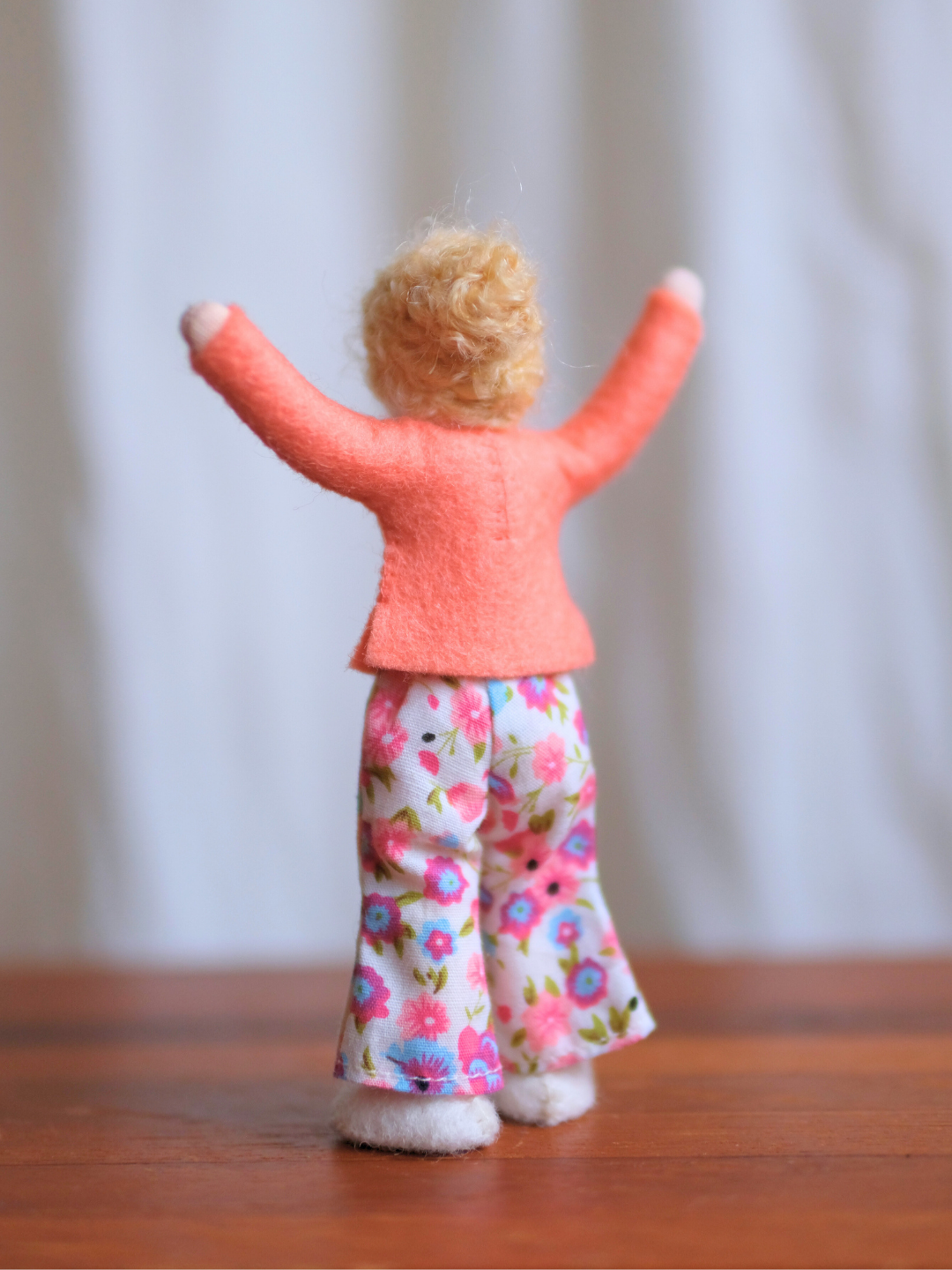 Håndlaget samlefigur i ull - Hetti (12 cm)