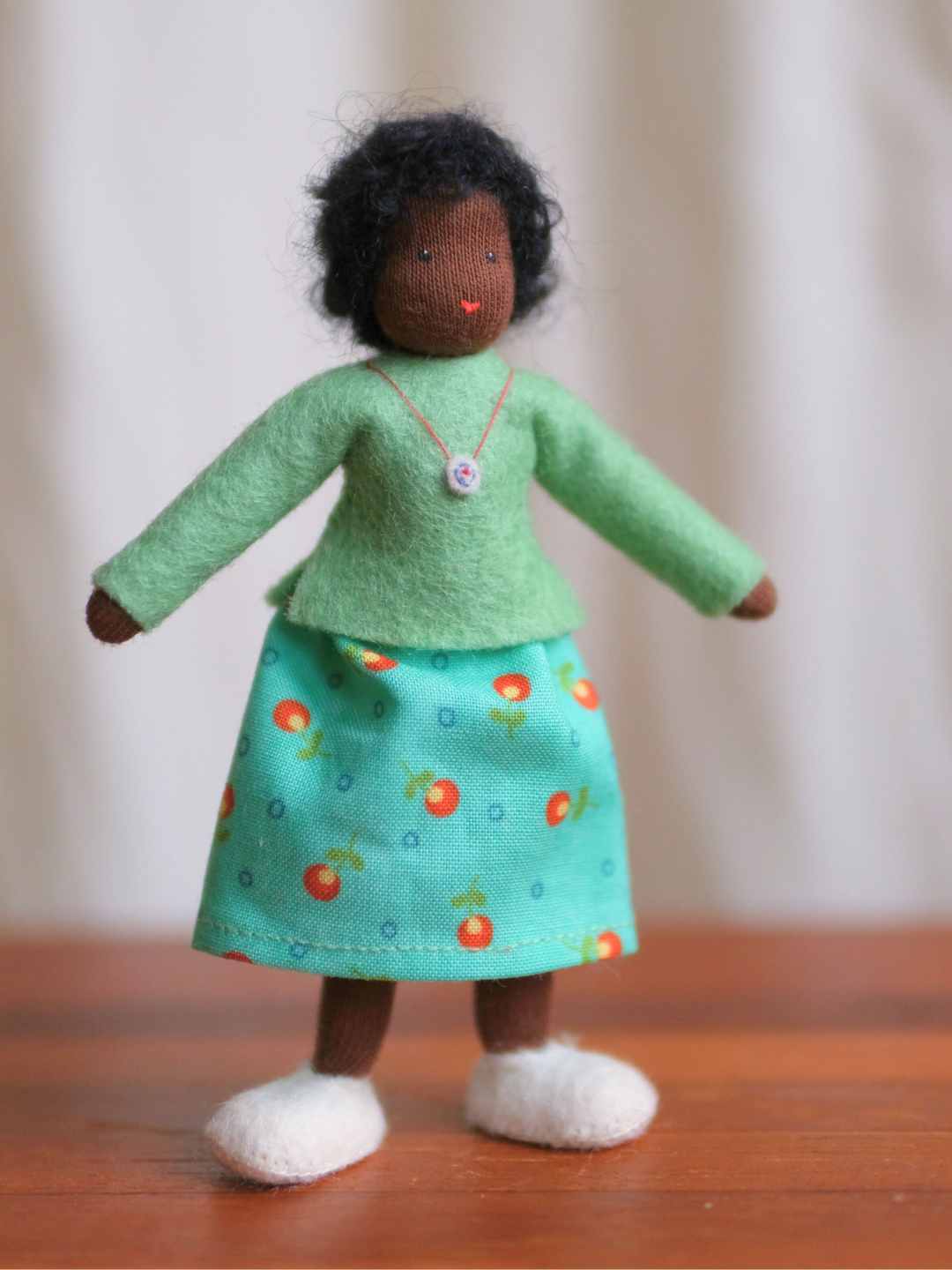 Håndlaget samlefigur i ull - Jorun (12 cm)