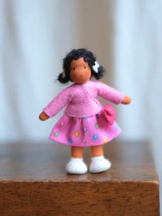 Håndlaget samlefigur i ull - Lila (8 cm)