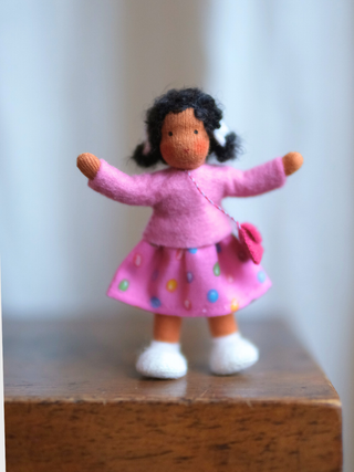 Håndlaget samlefigur i ull - Lila (8 cm)