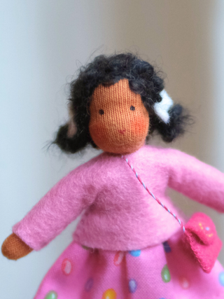 Håndlaget samlefigur i ull - Lila (8 cm)