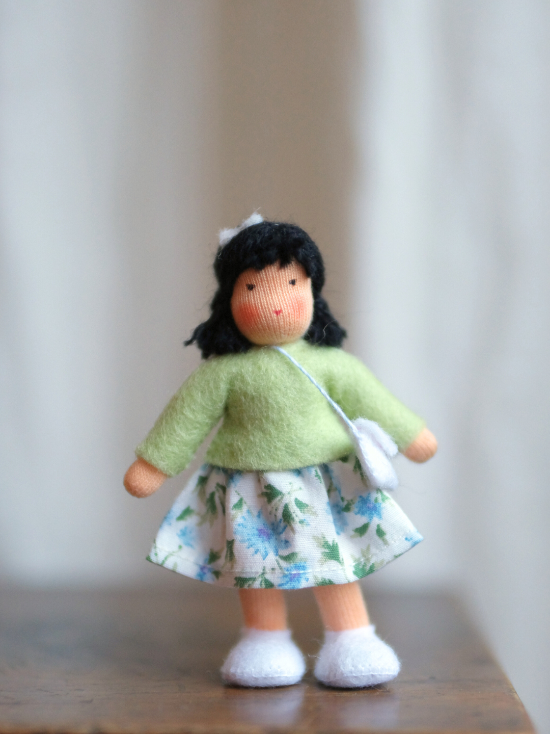 Håndlaget samlefigur i ull - Margrethe (8 cm)