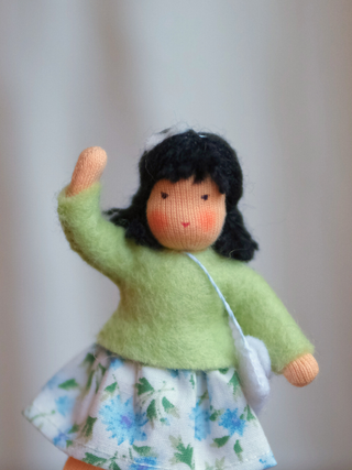 Håndlaget samlefigur i ull - Margrethe (8 cm)