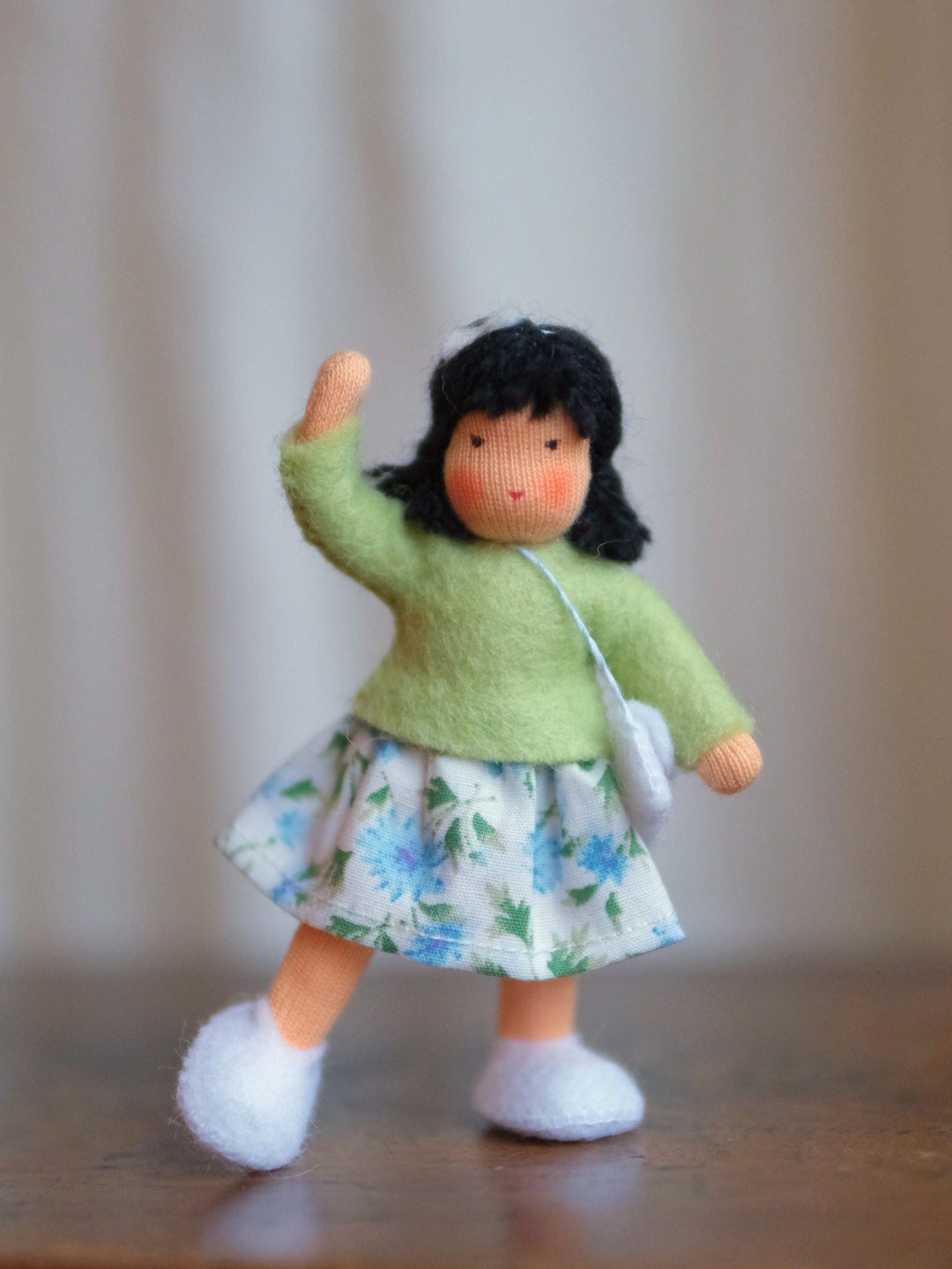 Håndlaget samlefigur i ull - Margrethe (8 cm)