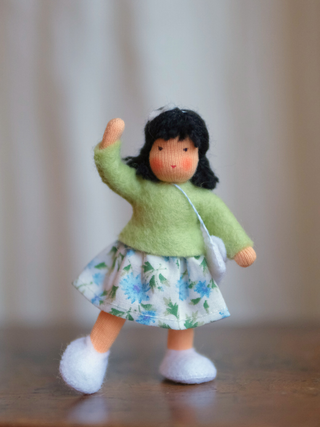 Håndlaget samlefigur i ull - Margrethe (8 cm)