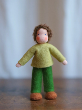 Håndlaget samlefigur i ull - Nikolai (9cm)