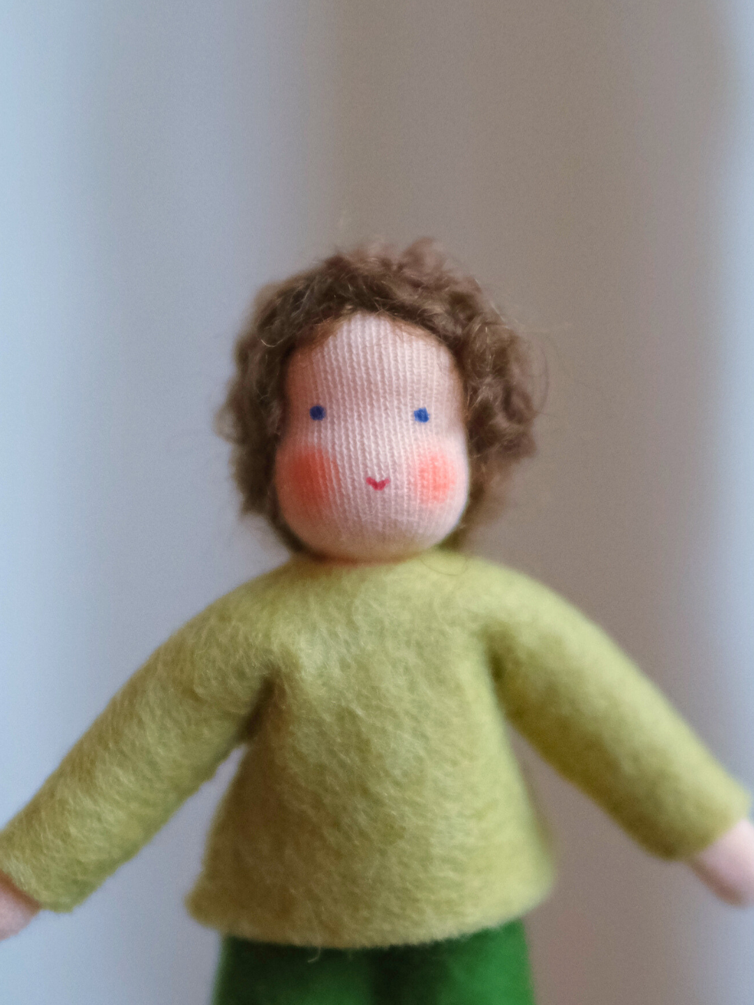 Håndlaget samlefigur i ull - Nikolai (9cm)