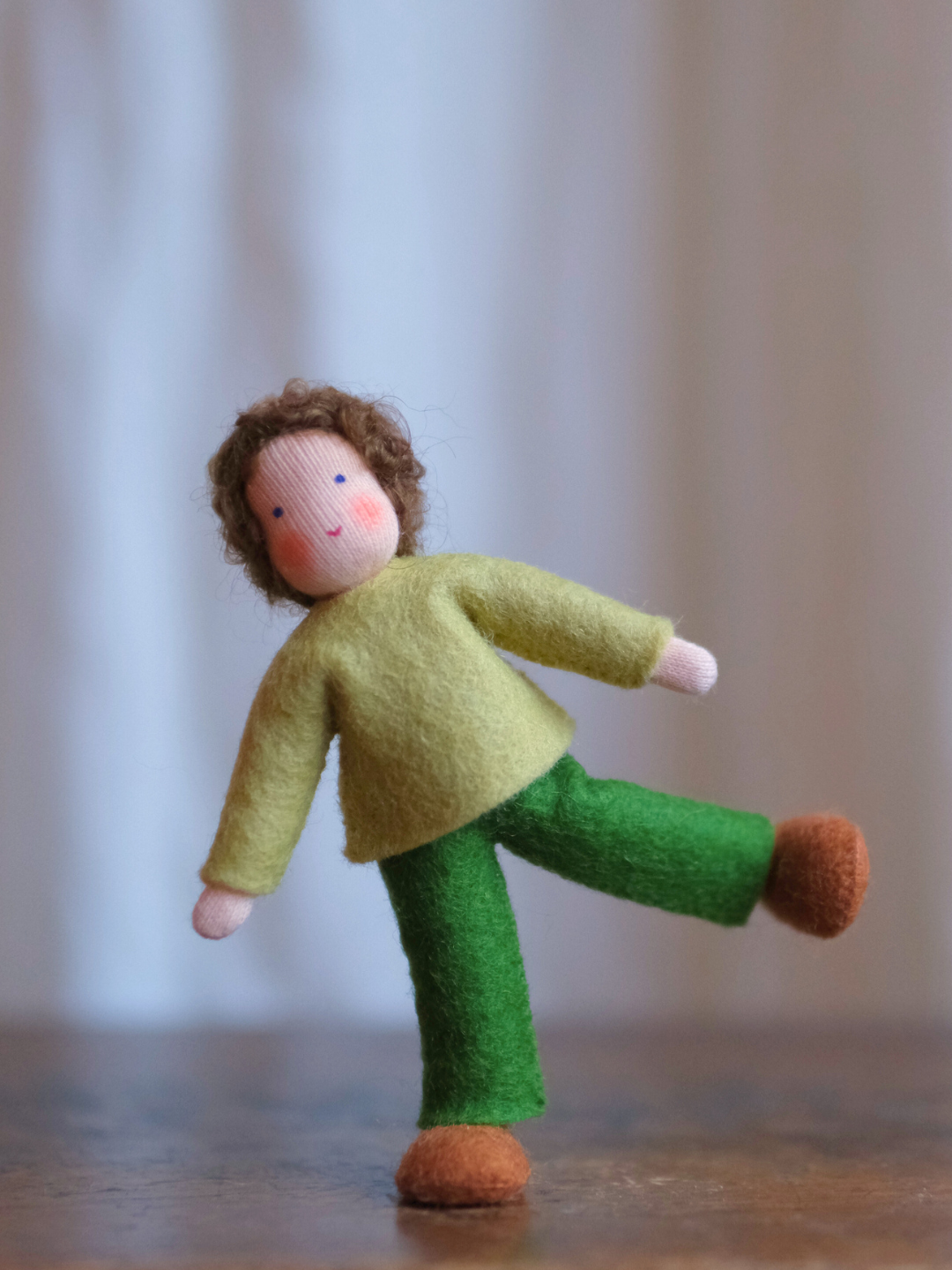 Håndlaget samlefigur i ull - Nikolai (9cm)