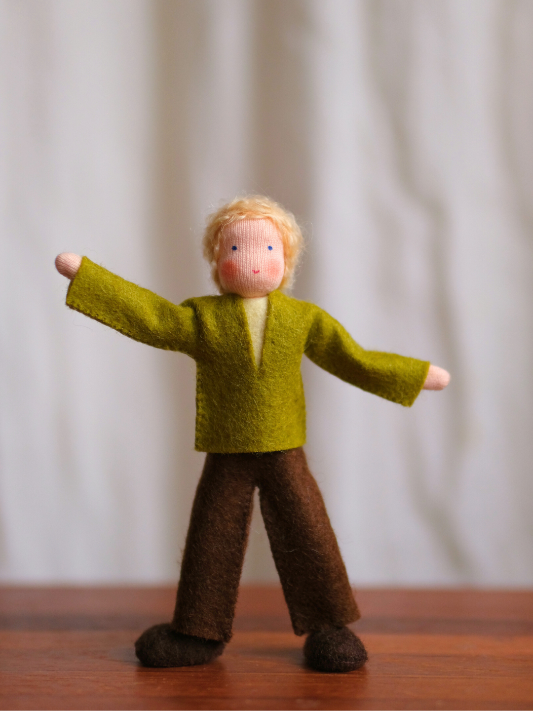 Håndlaget samlefigur i ull - Omar (12 cm)