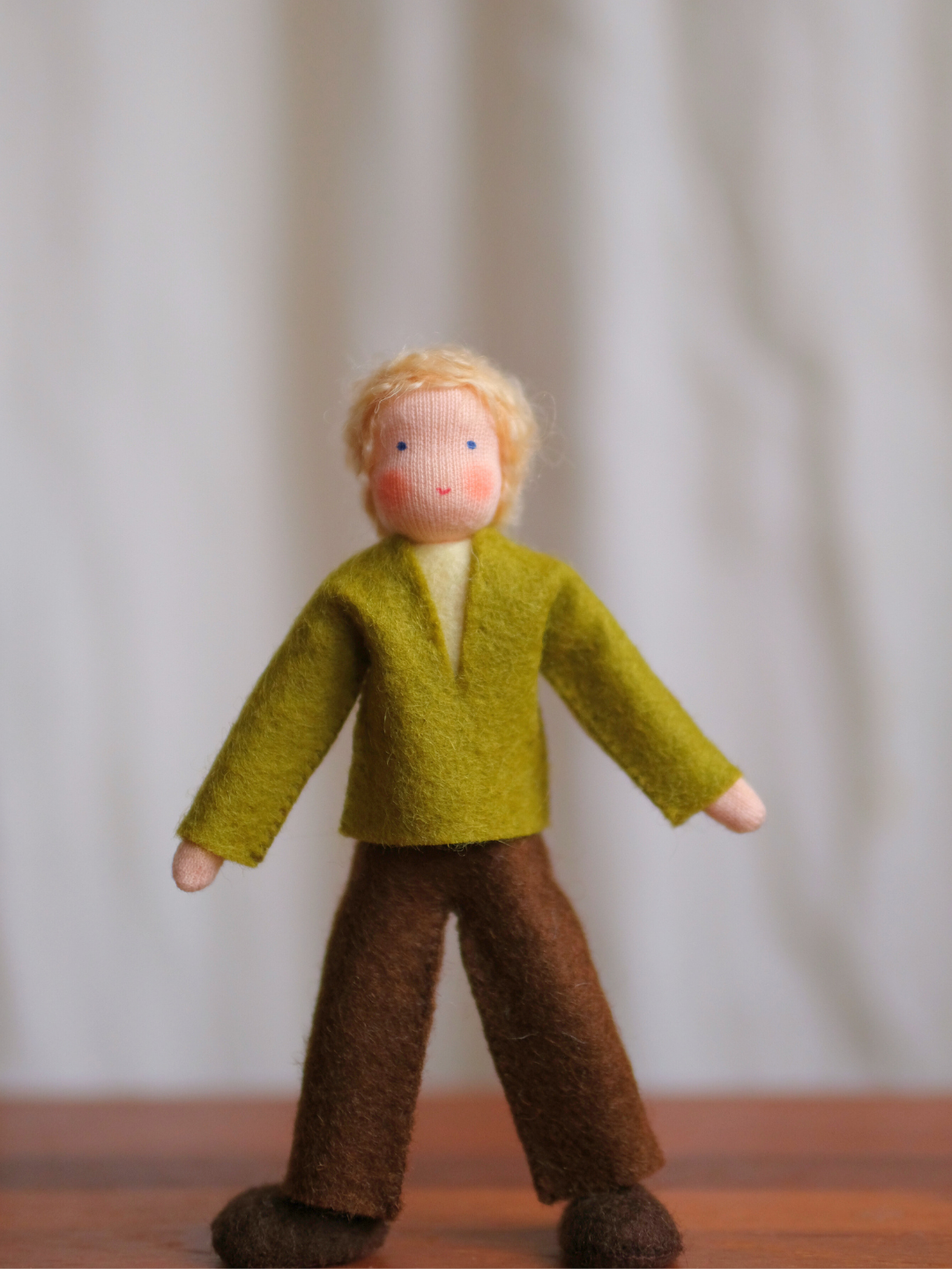 Håndlaget samlefigur i ull - Omar (12 cm)