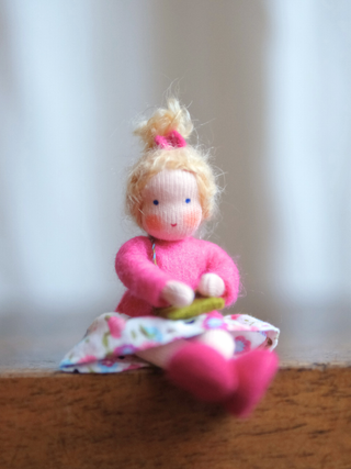 Håndlaget samlefigur i ull - Penelope (8 cm)