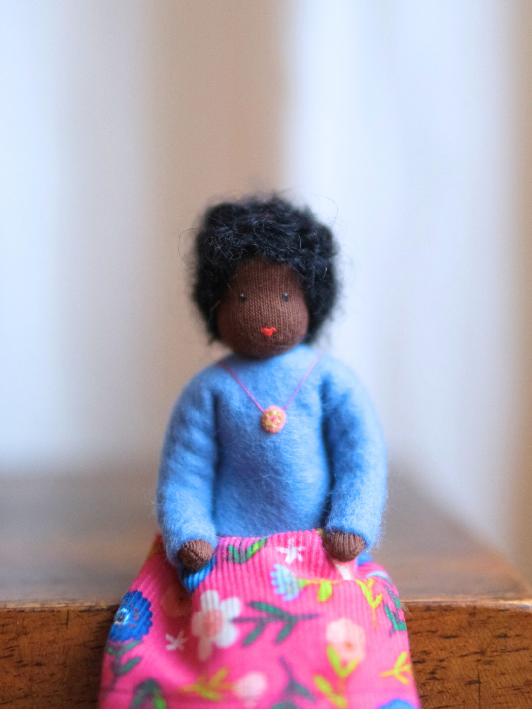 Håndlaget samlefigur i ull - Susie (12 cm)