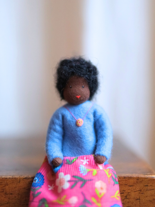 Håndlaget samlefigur i ull - Susie (12 cm)