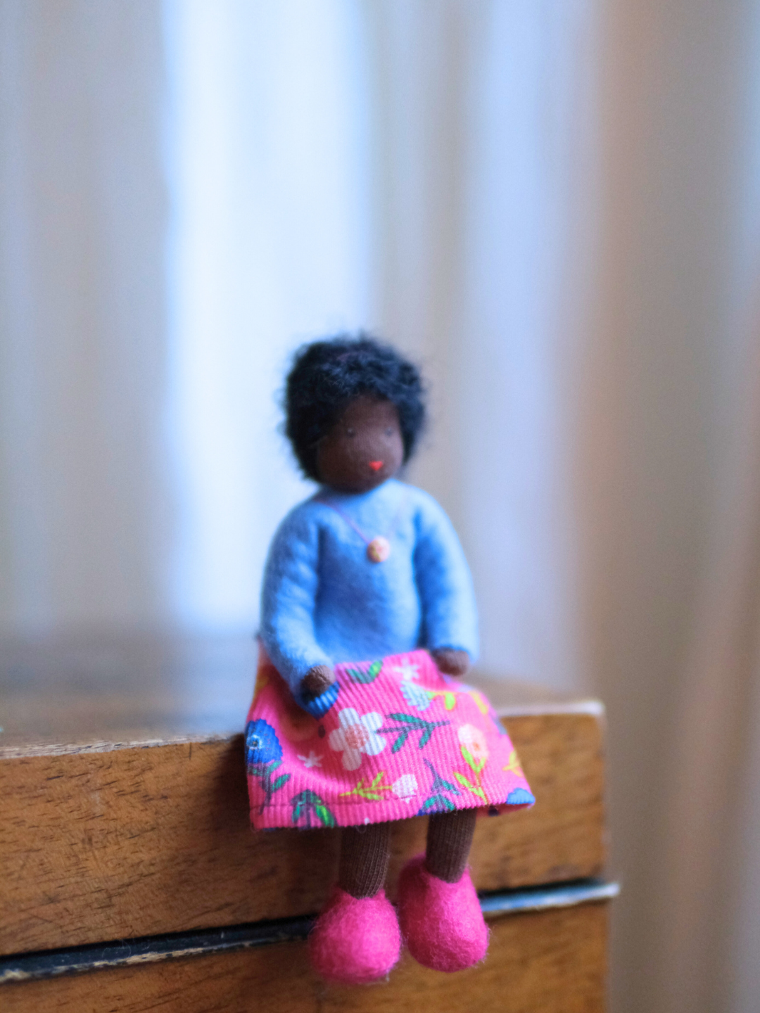 Håndlaget samlefigur i ull - Susie (12 cm)