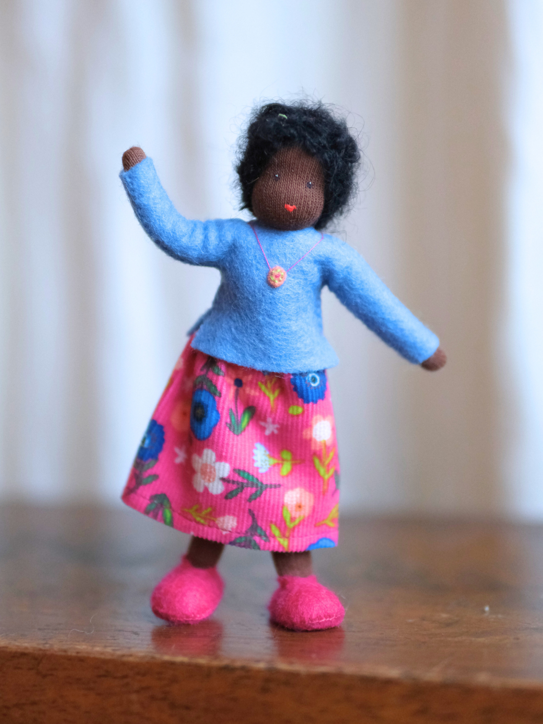 Håndlaget samlefigur i ull - Susie (12 cm)