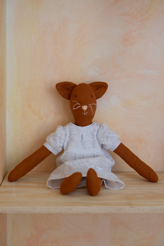 Katt med blondekjole - 45 cm
