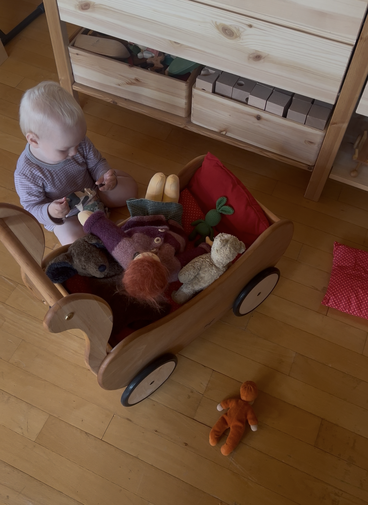 Dukkevogn med dyne, pute og madrass