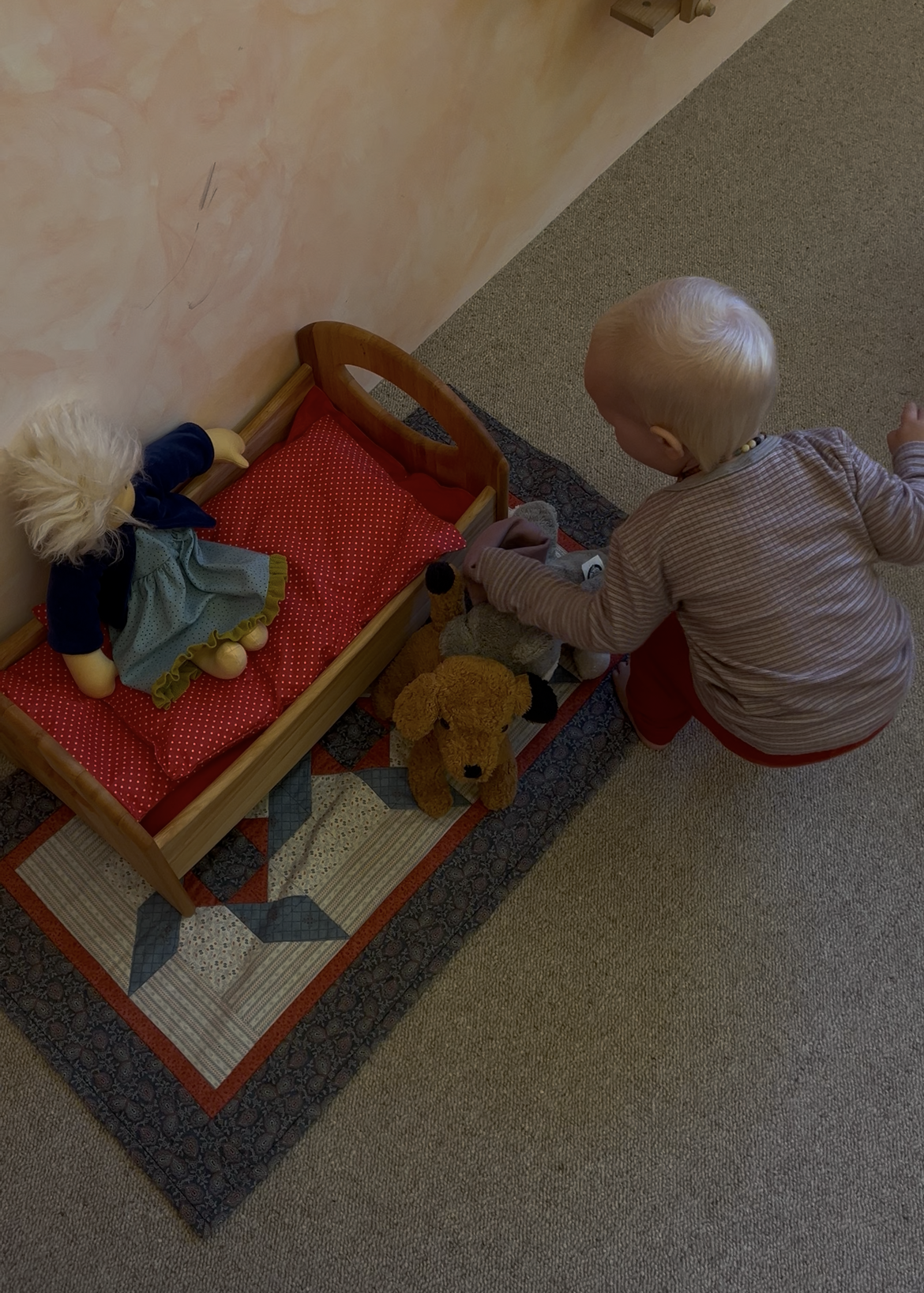 Dukkeseng med sengesett