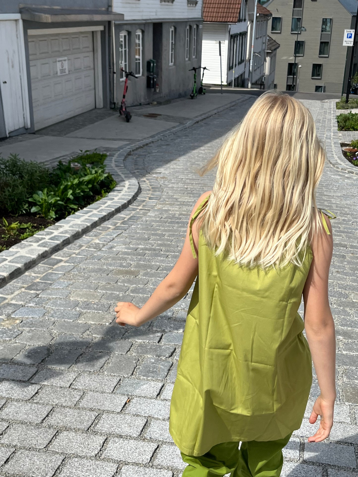 Elmo-kjole i bomull – justerbar snor
