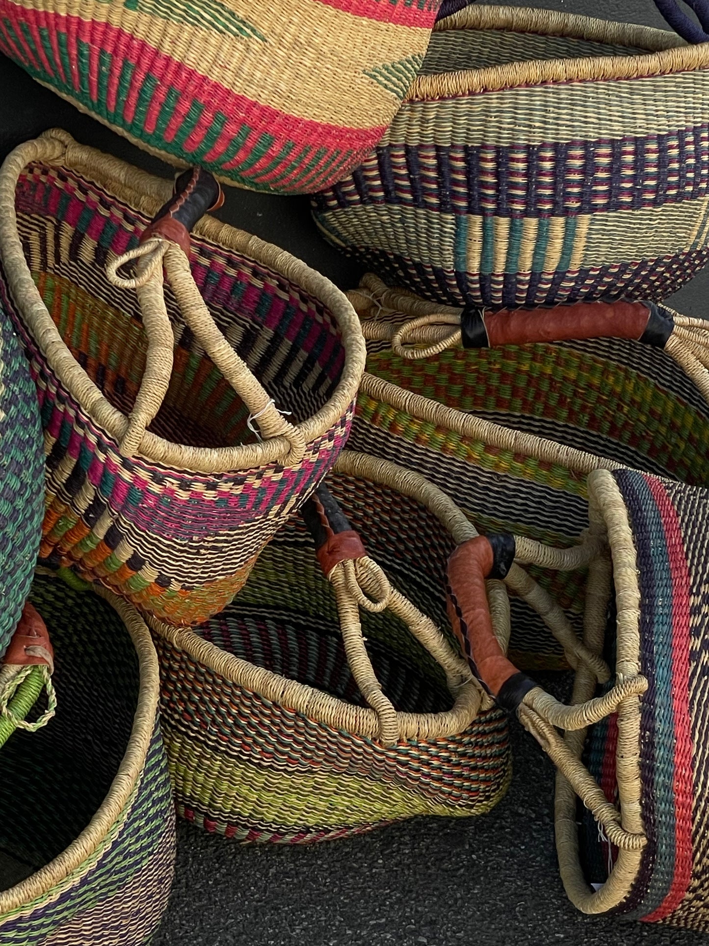 Fargerik bolga kurv av steppegress - stor