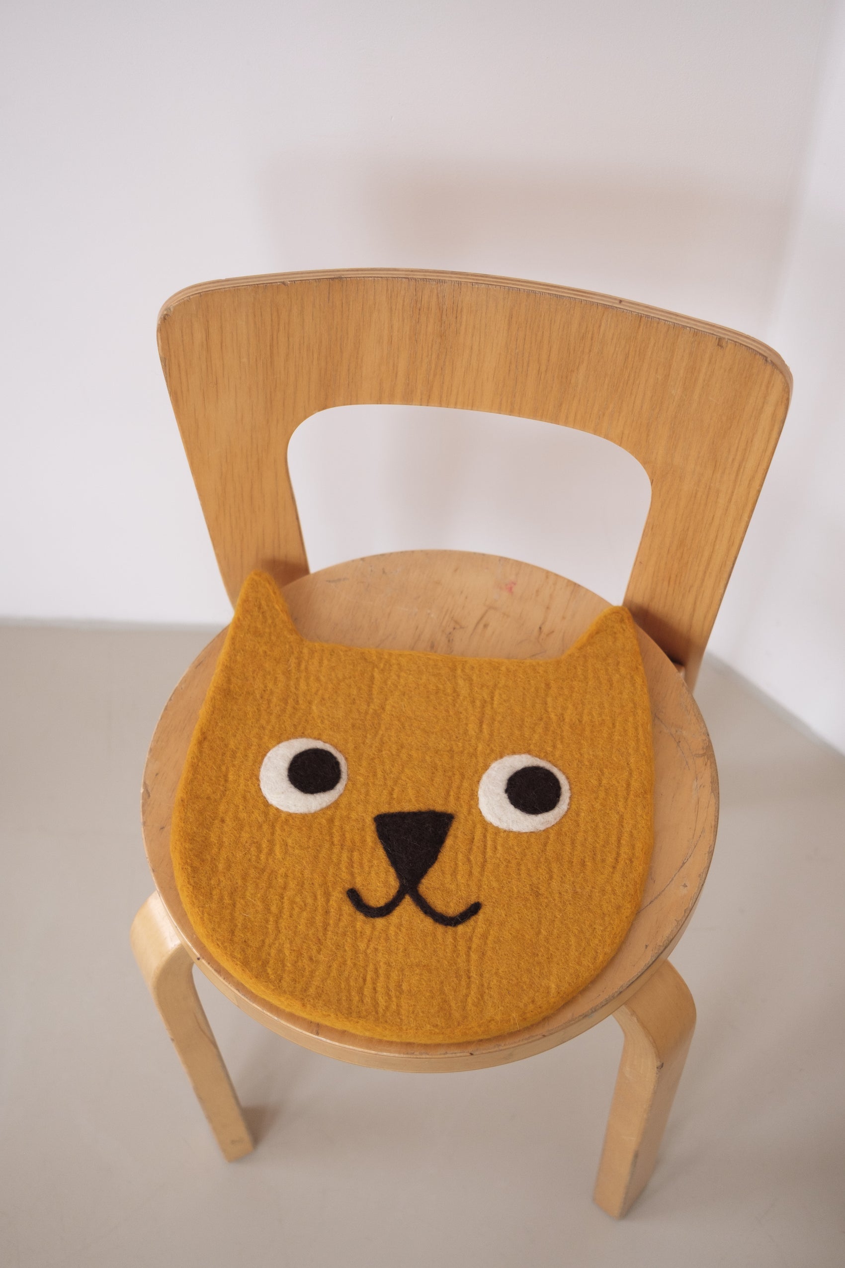 Sitteunderlag i ull - gul katt