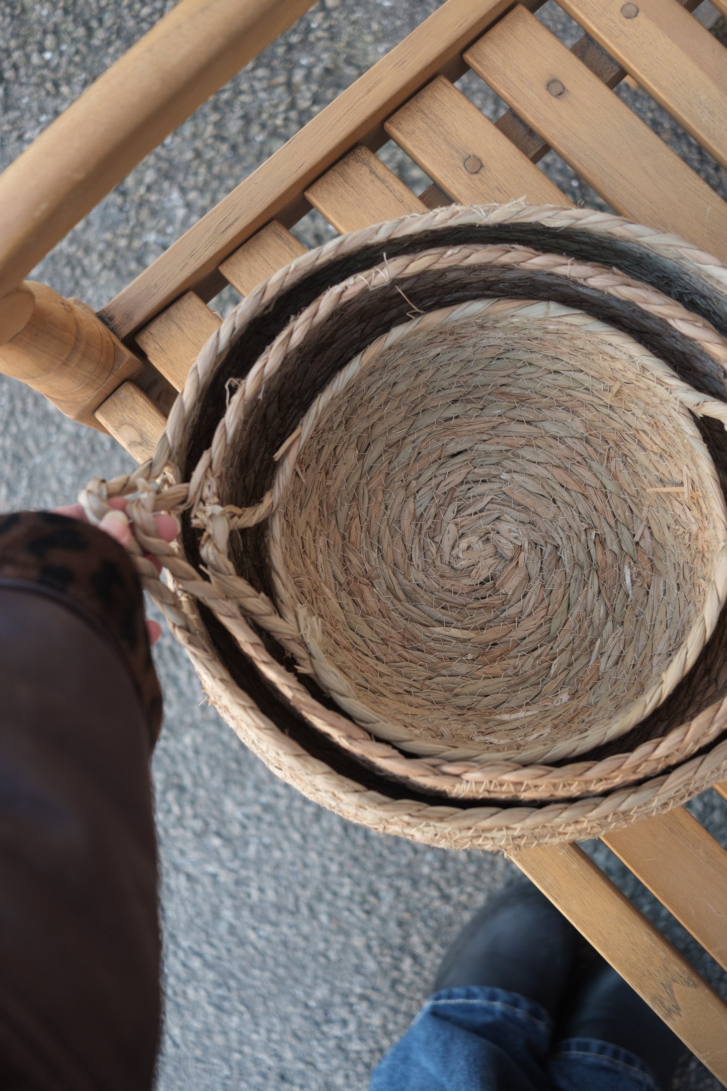 Rund kurv med håndtak i strå