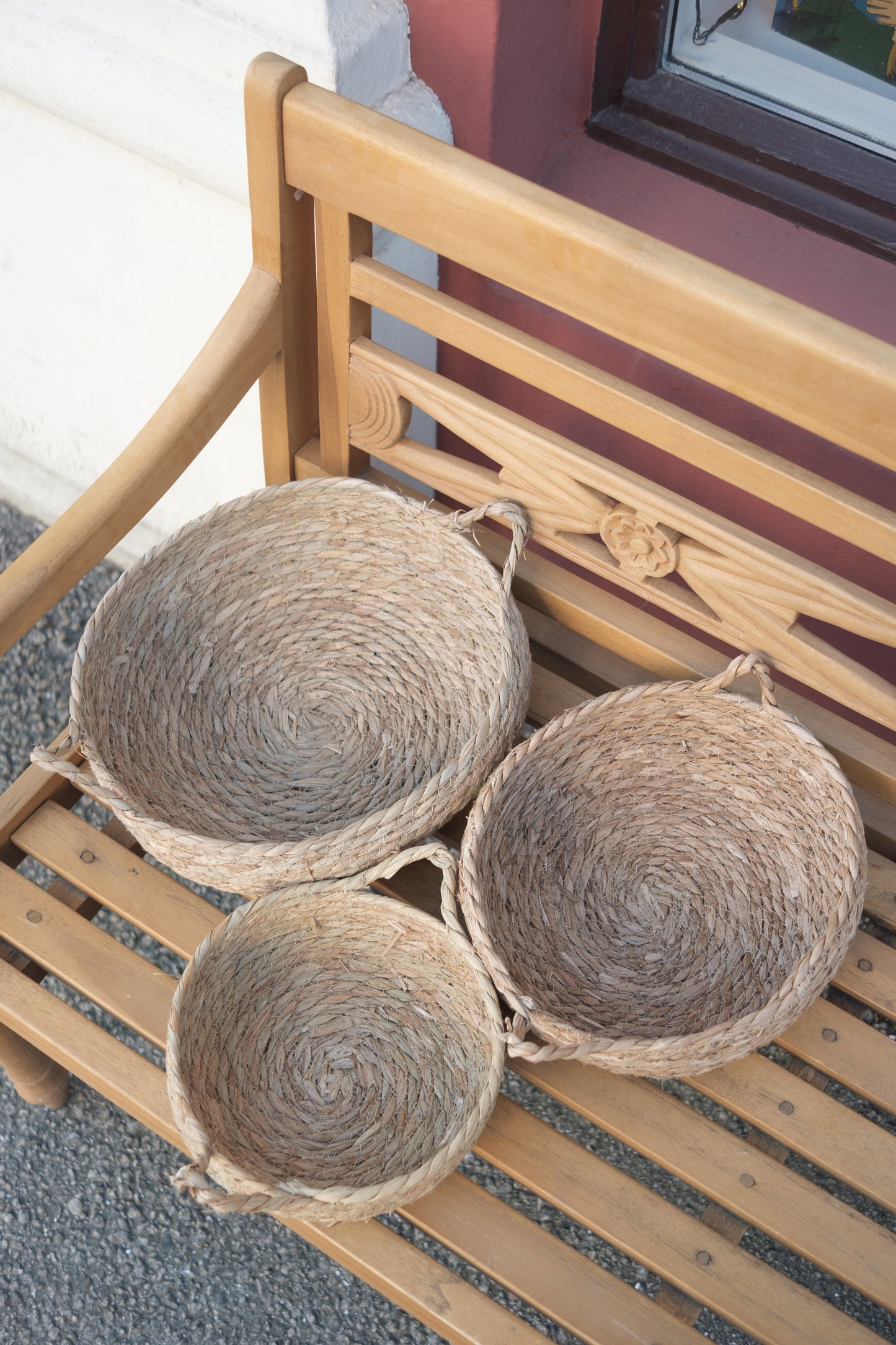 Rund kurv med håndtak i strå