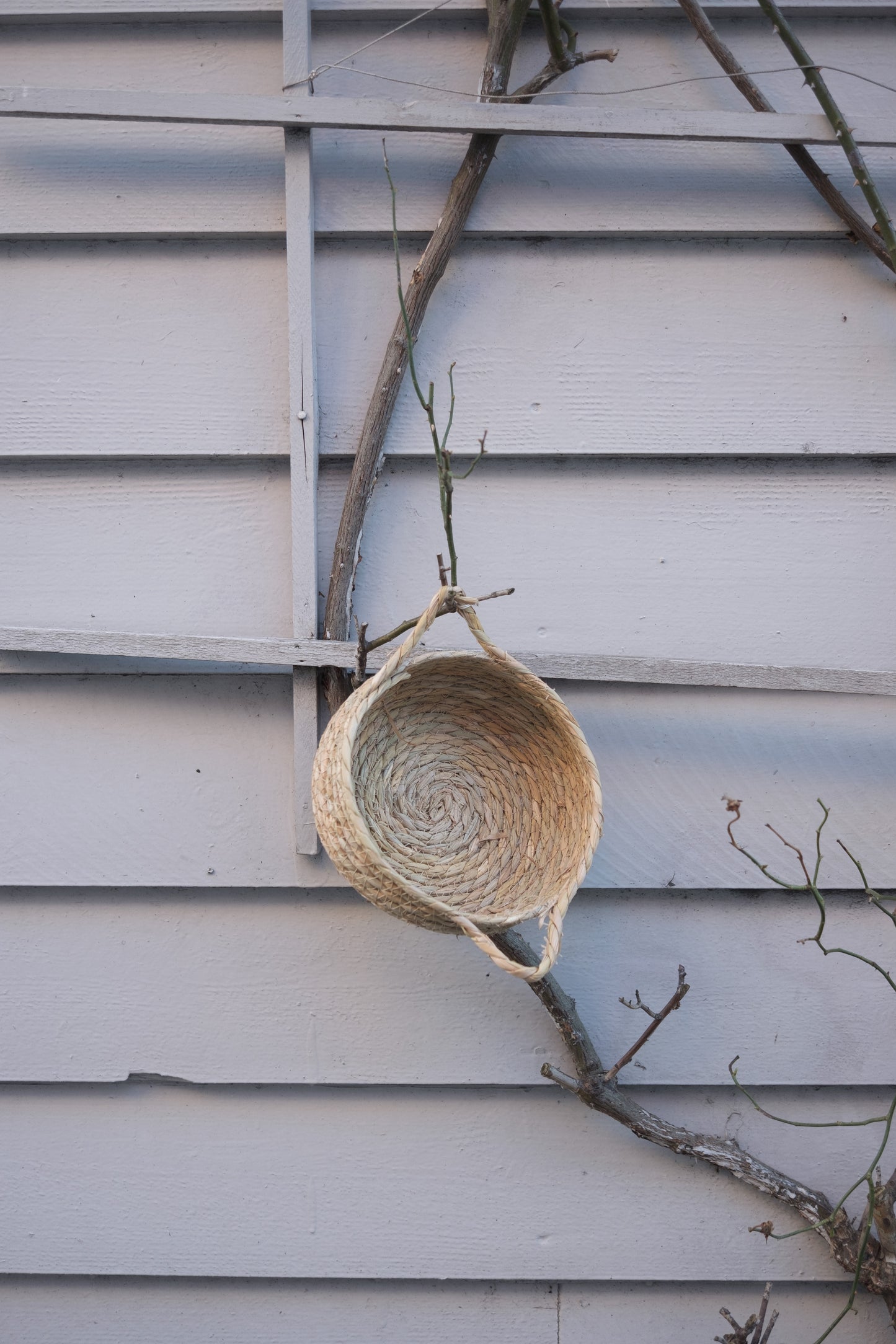 Rund kurv med håndtak i strå