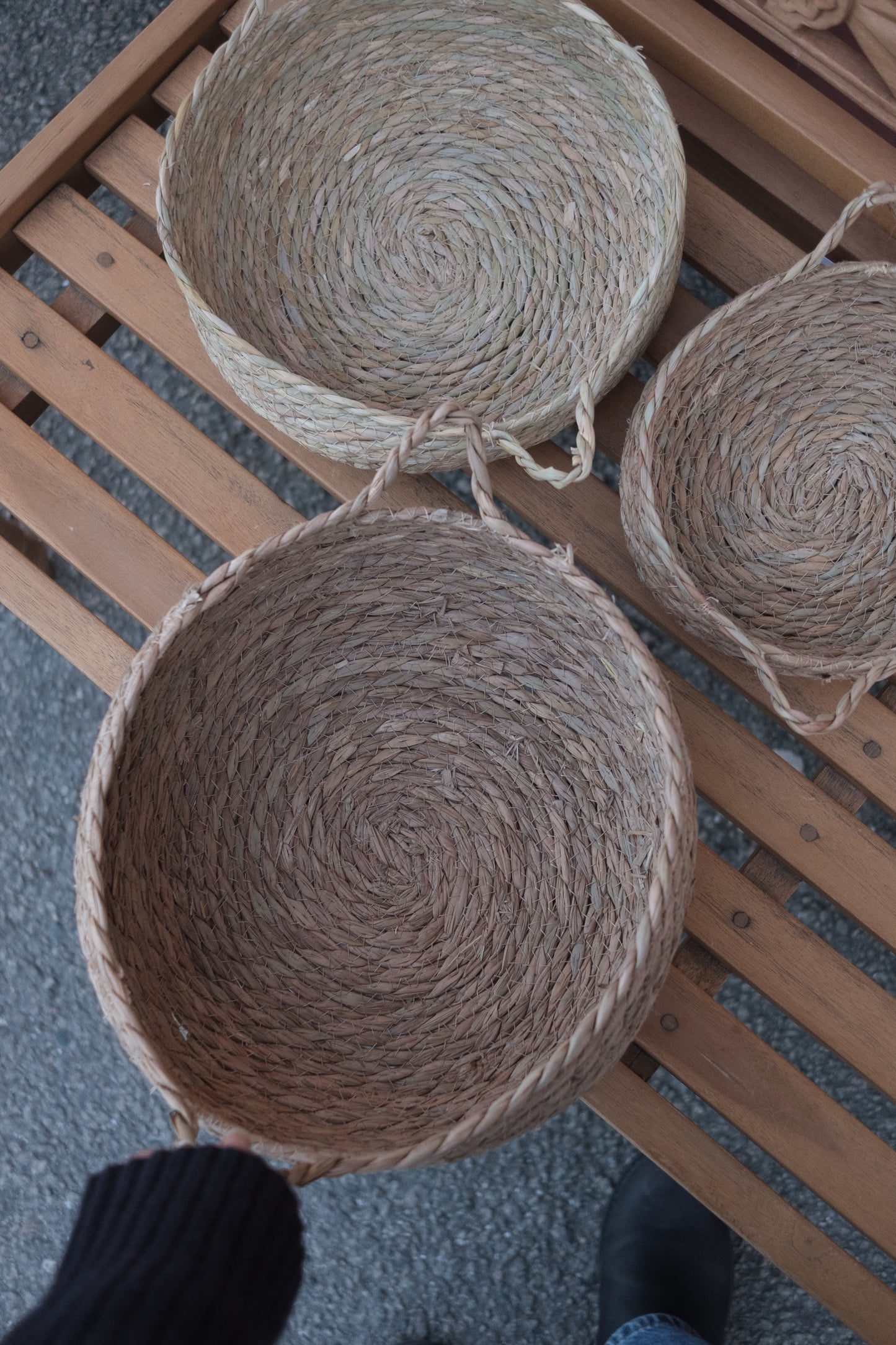 Rund kurv med håndtak i strå