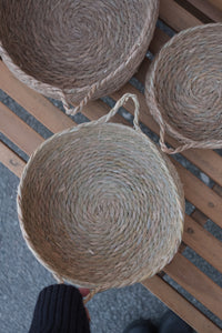 Rund kurv med håndtak i strå