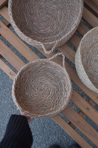 Rund kurv med håndtak i strå