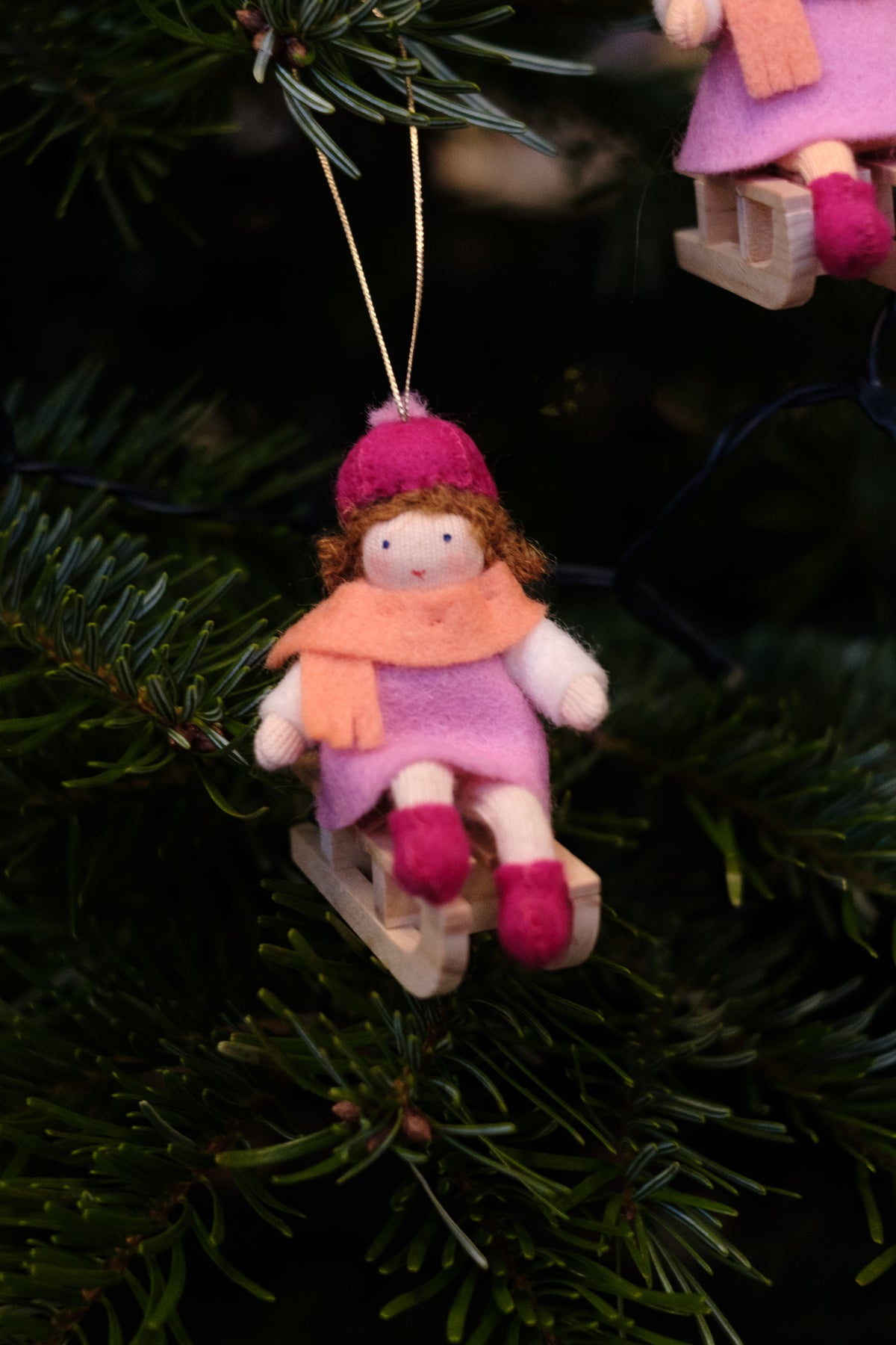 Julebarn på kjelke - jente rosa kjole - hengeullfigur