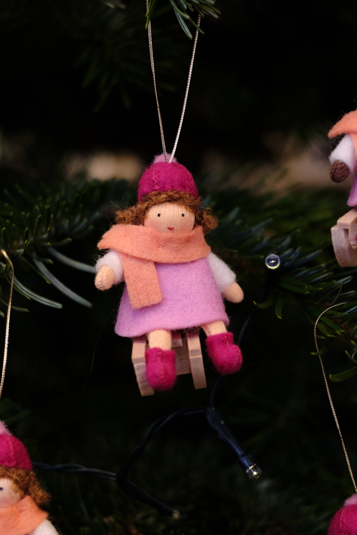 Julebarn på kjelke - jente rosa kjole - hengeullfigur