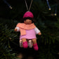 Julebarn på kjelke - jente rosa kjole - hengeullfigur