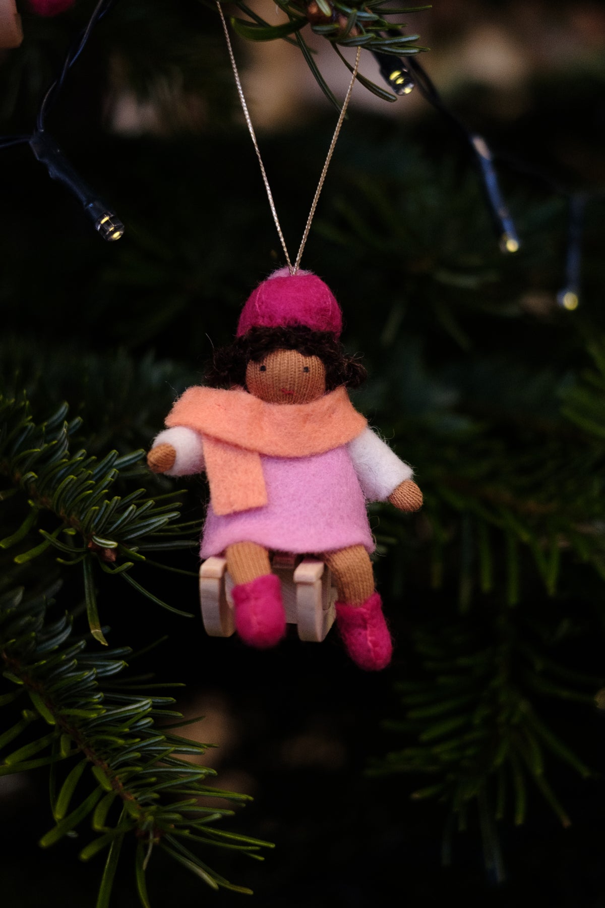 Julebarn på kjelke - jente rosa kjole - hengeullfigur