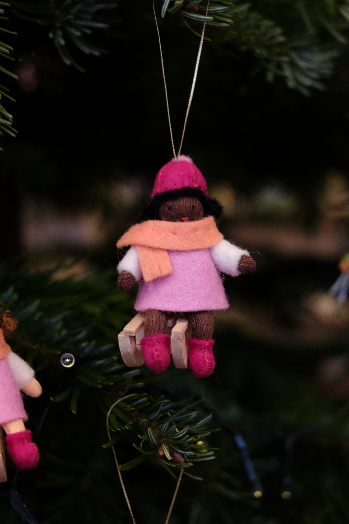 Julebarn på kjelke - jente rosa kjole - hengeullfigur
