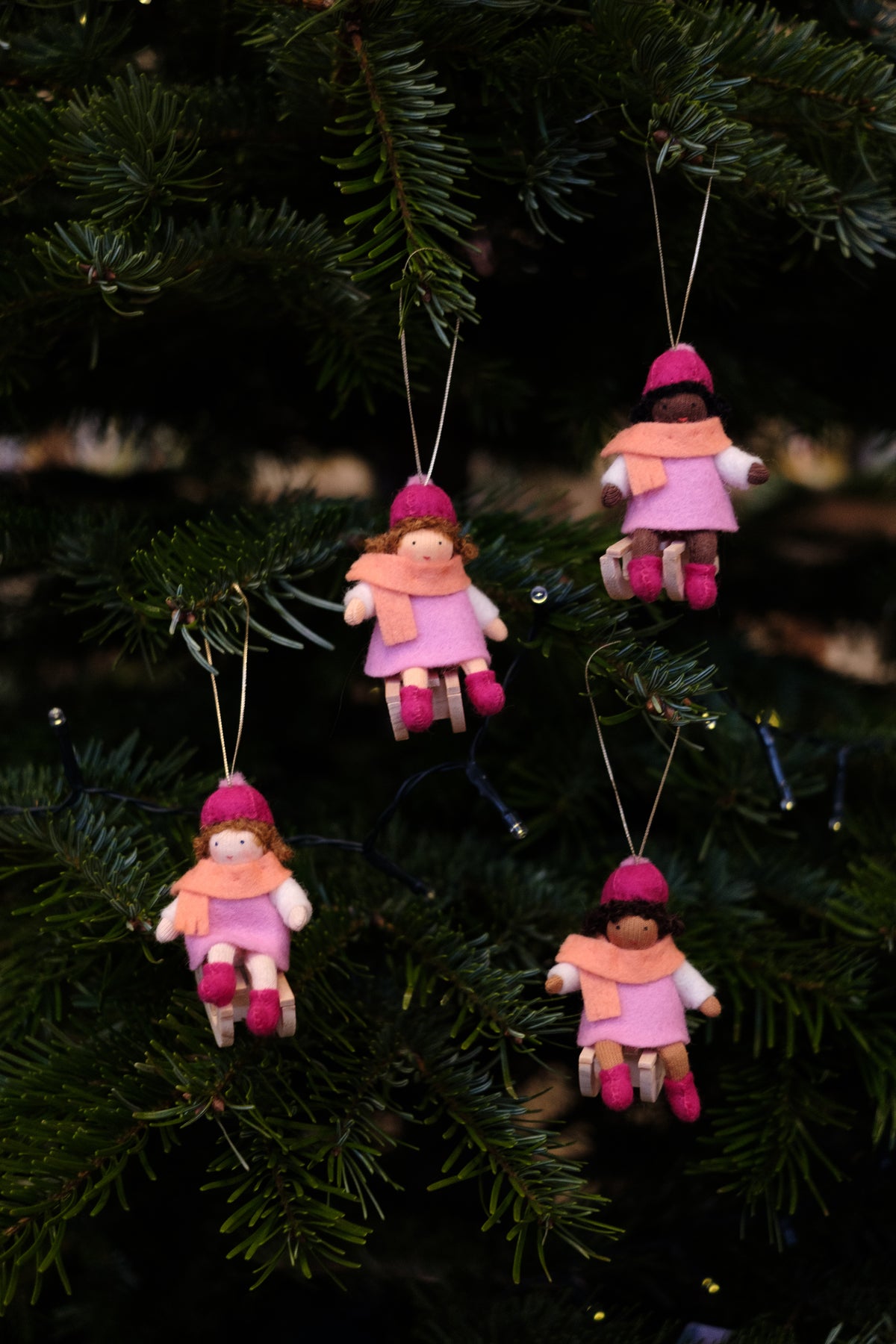 Julebarn på kjelke - jente rosa kjole - hengeullfigur
