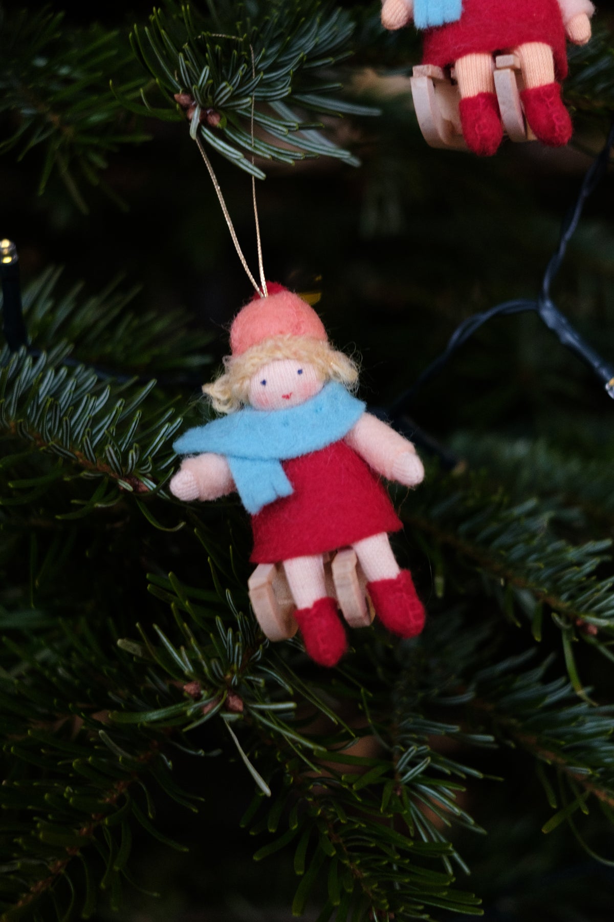 Julebarn på kjelke - jente rød kjole - hengeullfigur