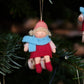 Julebarn på kjelke - jente rød kjole - hengeullfigur