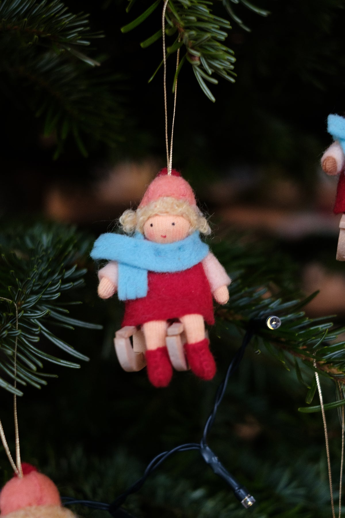 Julebarn på kjelke - jente rød kjole - hengeullfigur