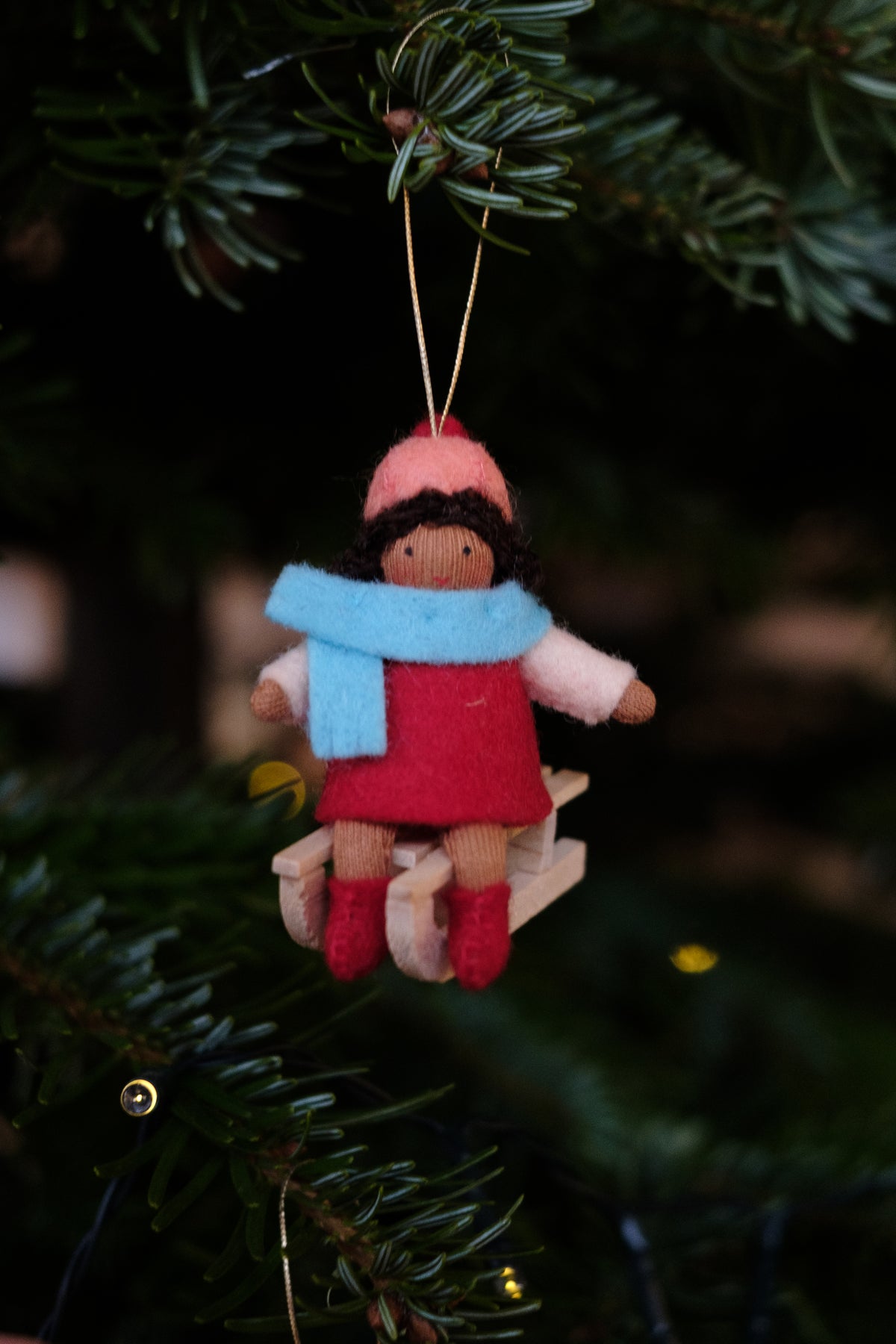 Julebarn på kjelke - jente rød kjole - hengeullfigur