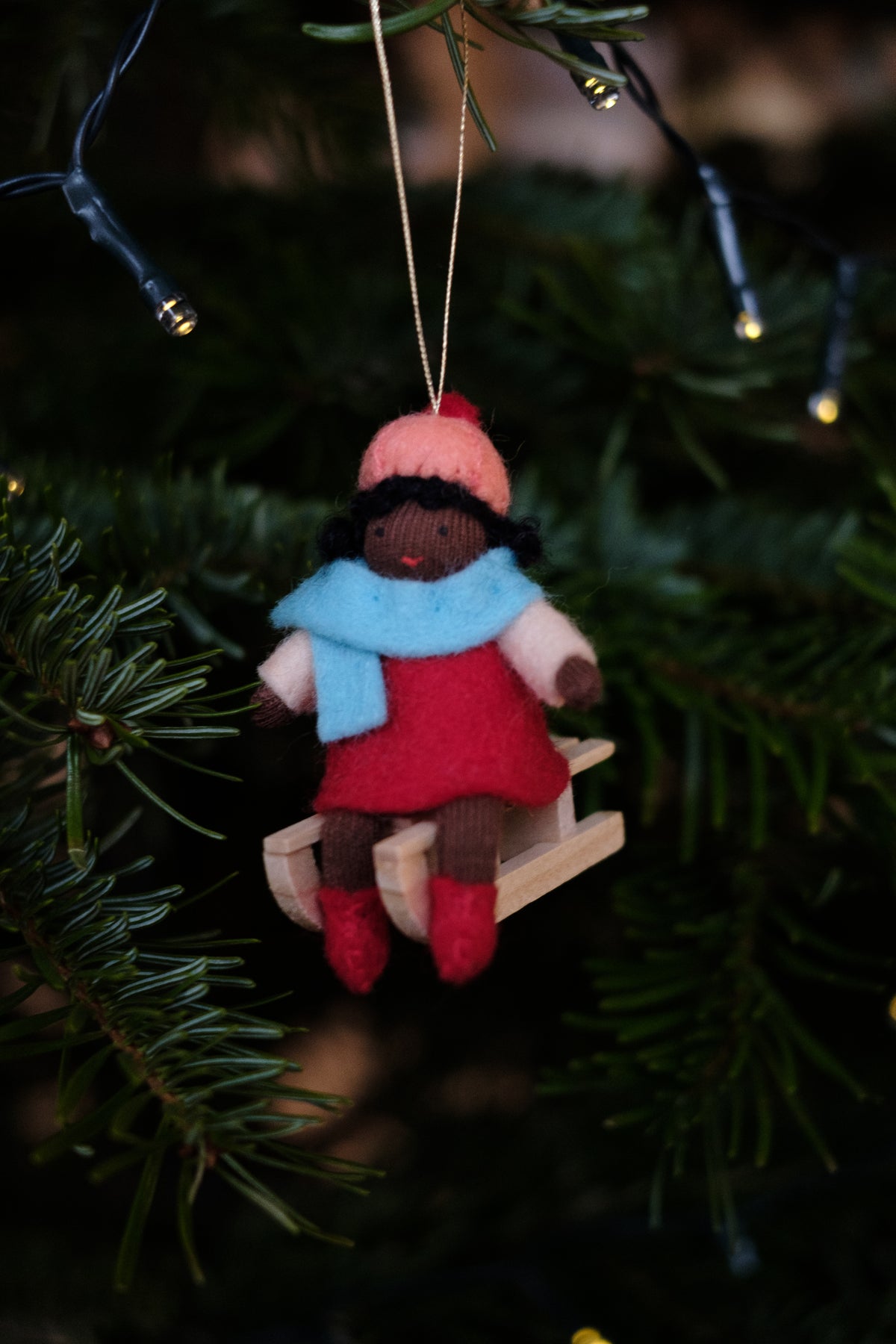 Julebarn på kjelke - jente rød kjole - hengeullfigur