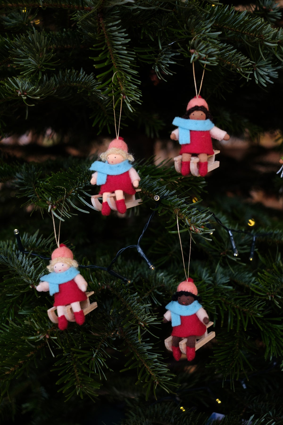 Julebarn på kjelke - jente rød kjole - hengeullfigur