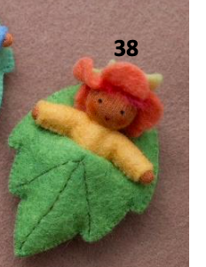 Blomsterbaby i bladsovepose - ullfigur