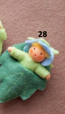 Blomsterbaby i bladsovepose - ullfigur