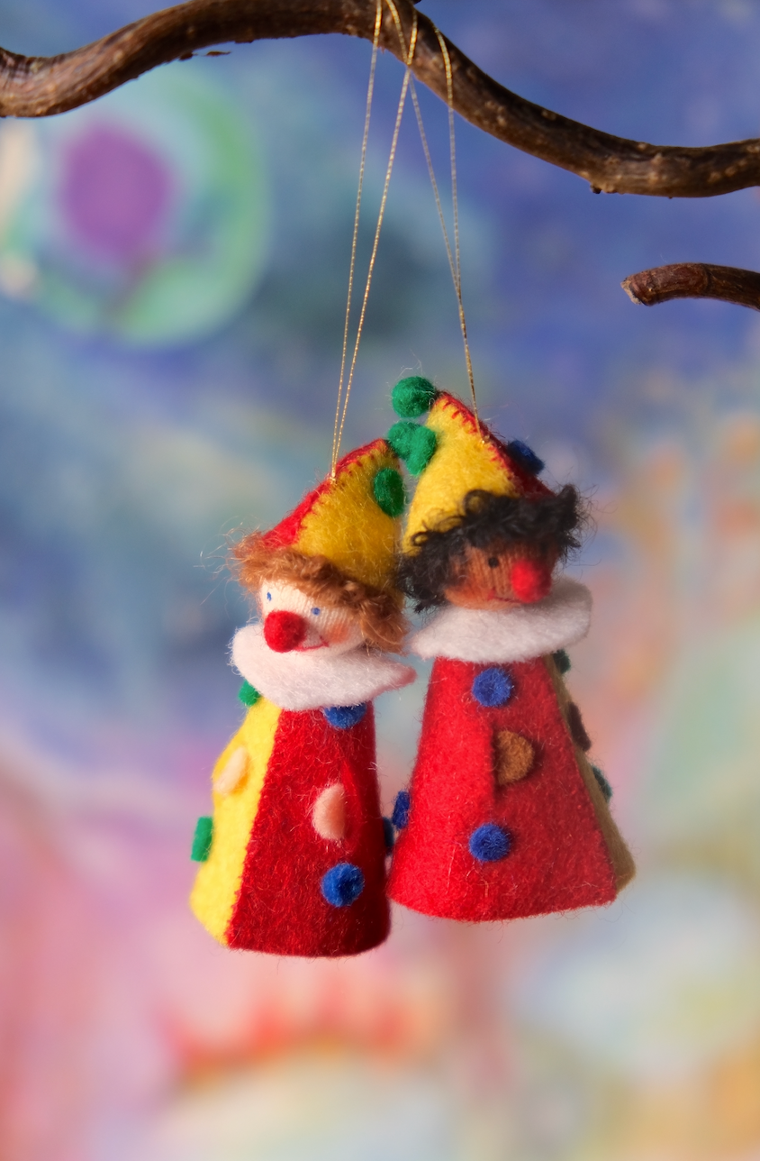 Liten klovn med bjelle inni - hengeullfigur