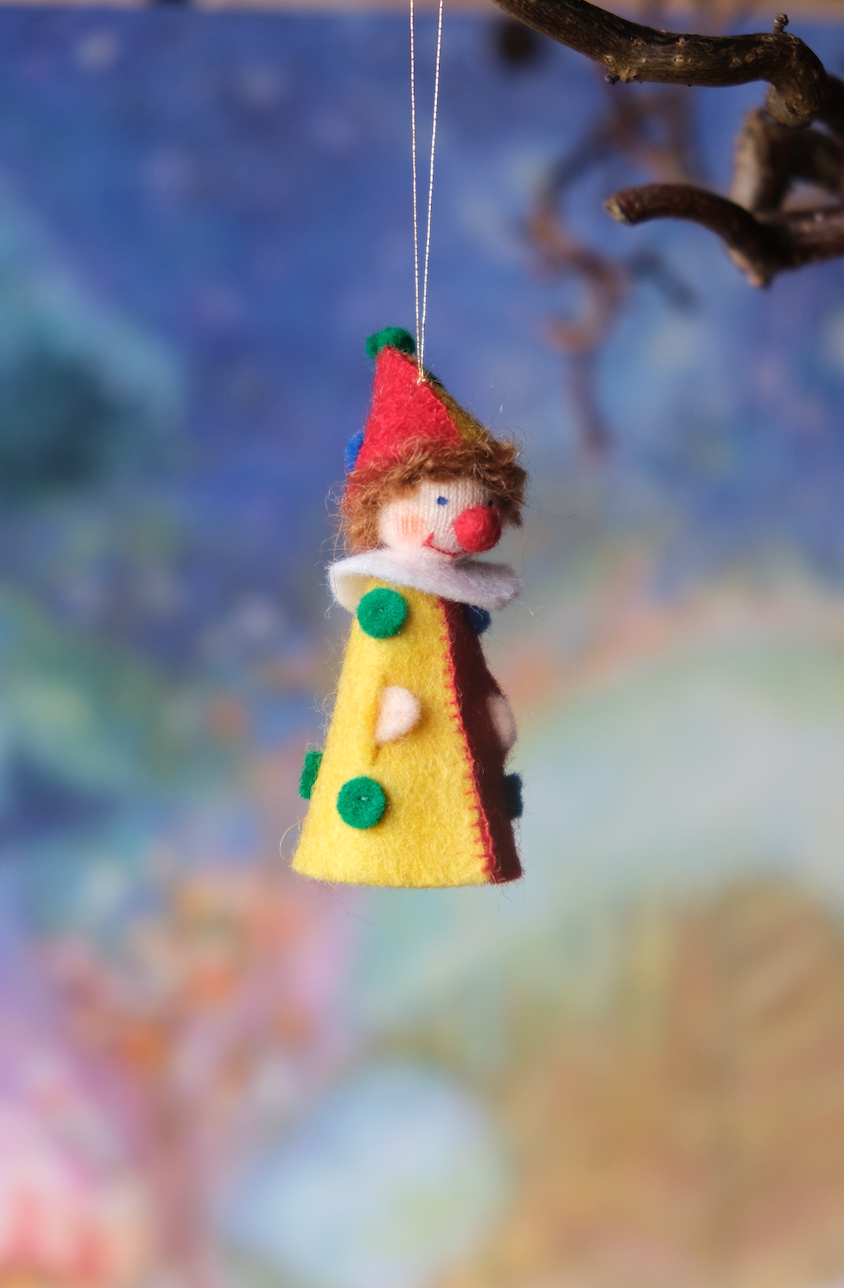 Liten klovn med bjelle inni - hengeullfigur