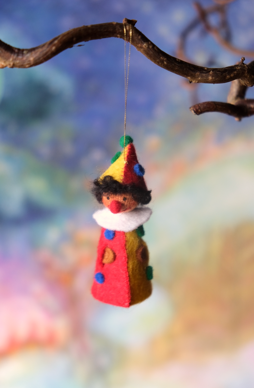 Liten klovn med bjelle inni - hengeullfigur