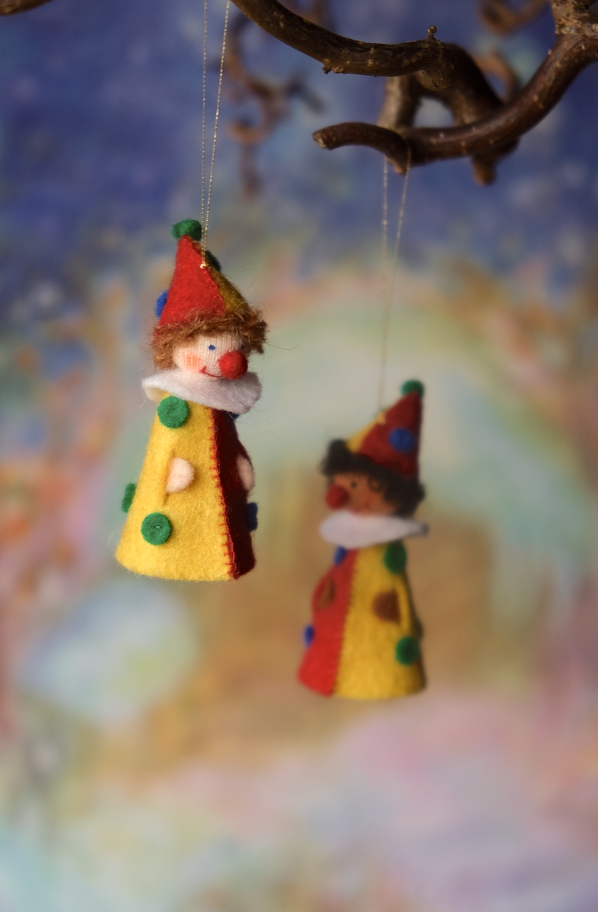 Liten klovn med bjelle inni - hengeullfigur